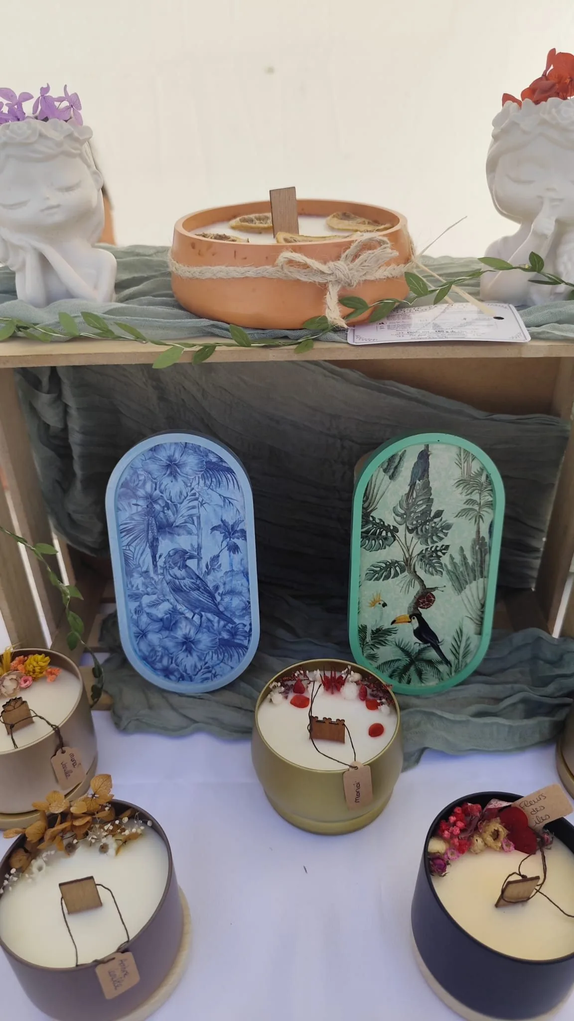 Étal de bougies artisanales Fleurs de Cire sur un marché du Tarn-et-Garonne