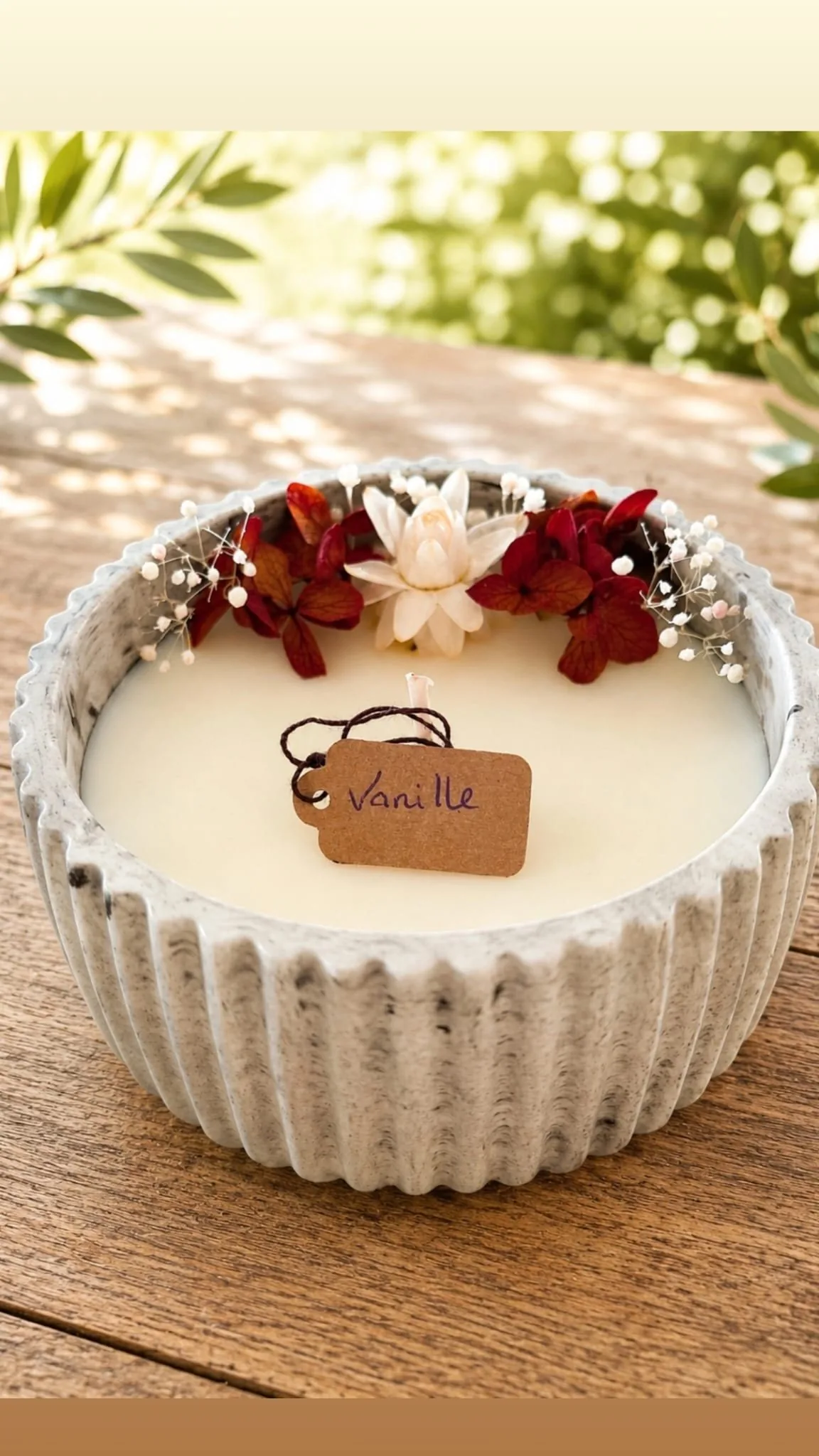 Bougie fleurie façonnée à la main dans l'atelier Fleurs de Cire